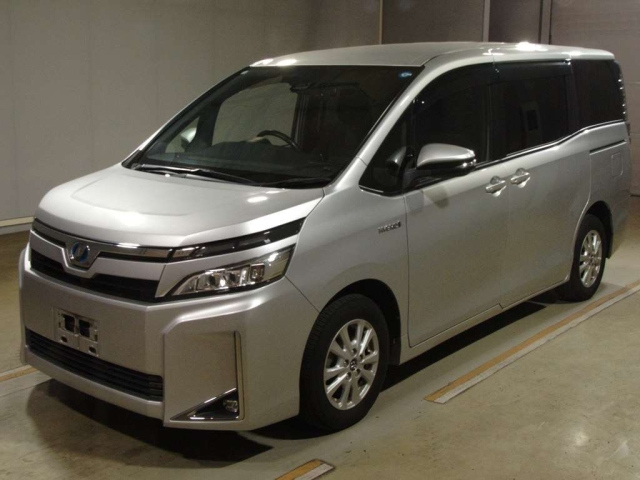 TOYOTA VOXY — фото