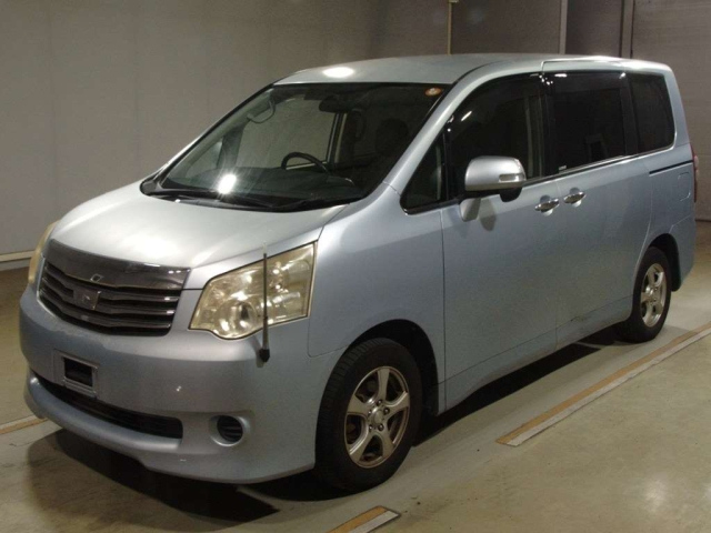 TOYOTA NOAH — фото