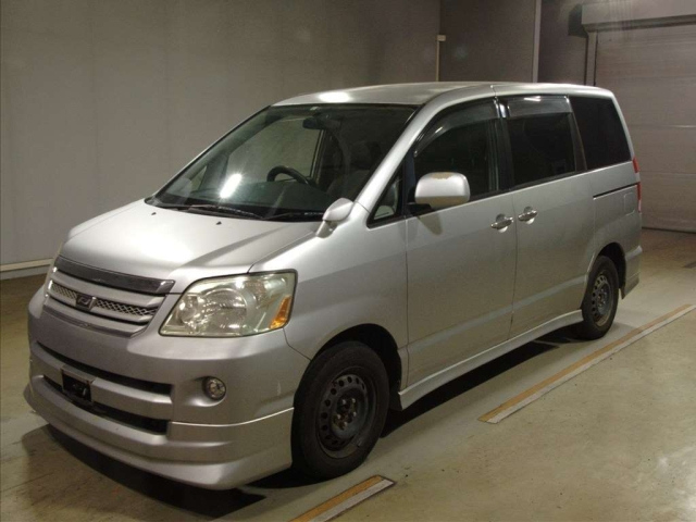 TOYOTA NOAH — фото