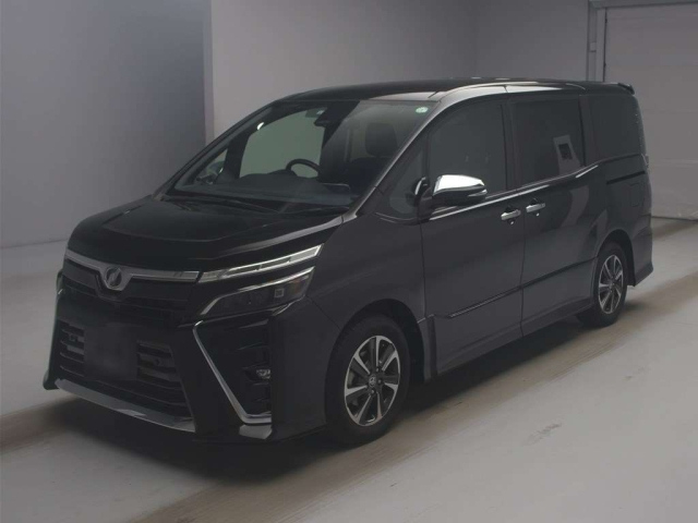 TOYOTA VOXY — фото