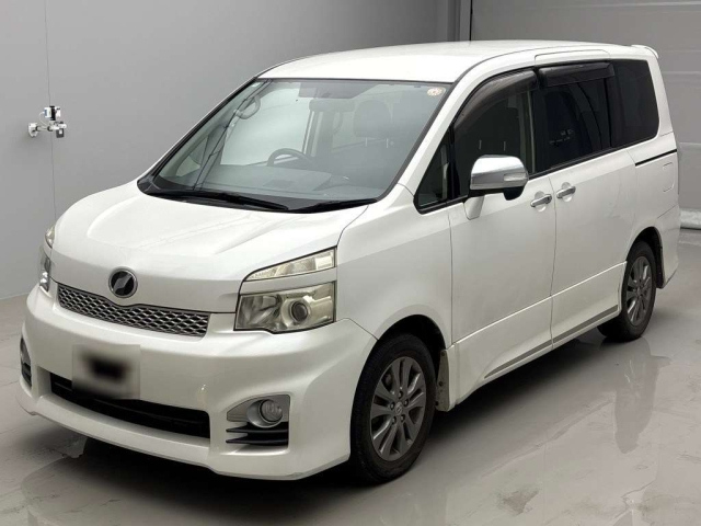 TOYOTA VOXY — фото