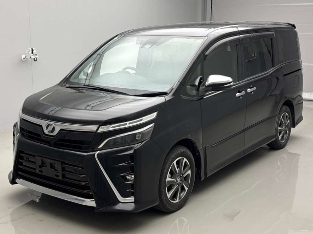 TOYOTA VOXY — фото