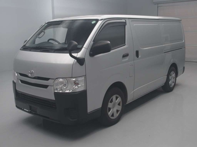 TOYOTA HIACE — фото