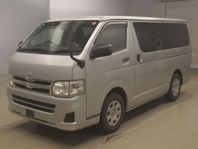 TOYOTA HIACE — фото