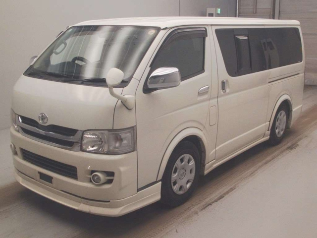 TOYOTA HIACE — фото