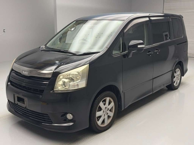 TOYOTA NOAH — фото