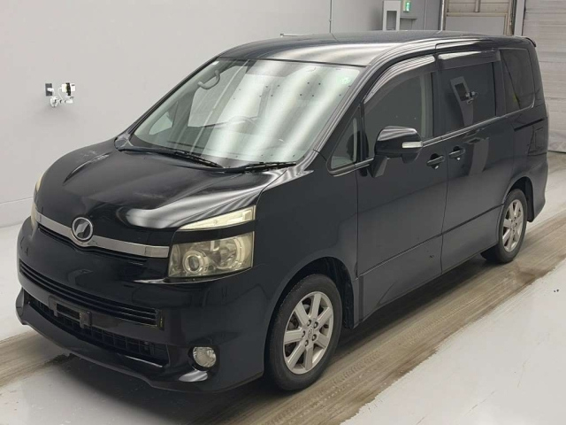TOYOTA VOXY — фото