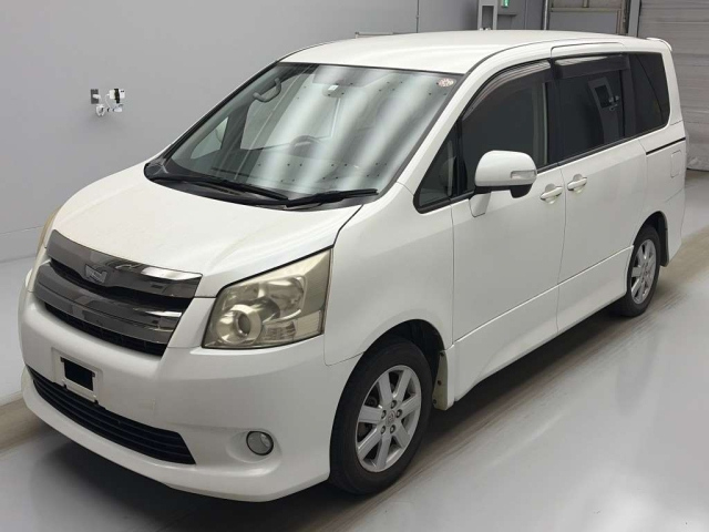 TOYOTA NOAH — фото