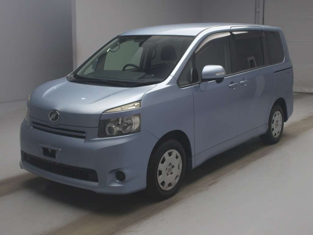 TOYOTA VOXY — фото