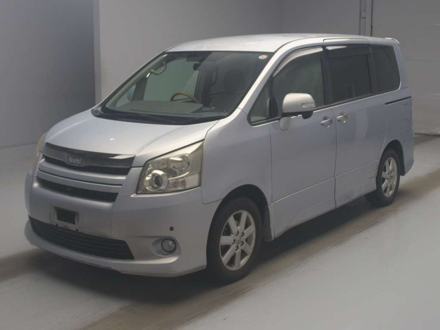 TOYOTA NOAH — фото