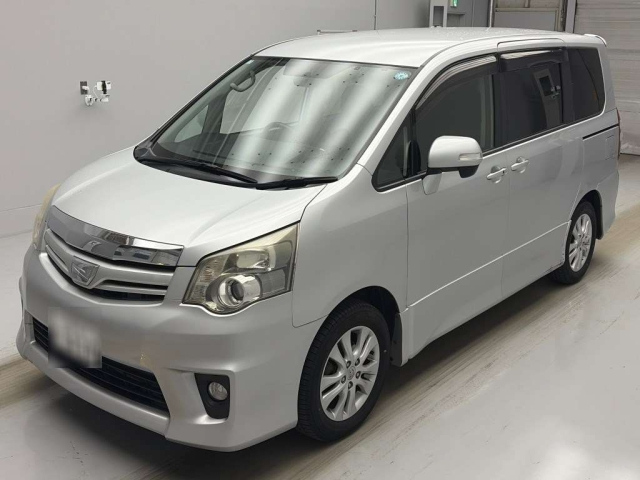 TOYOTA NOAH — фото