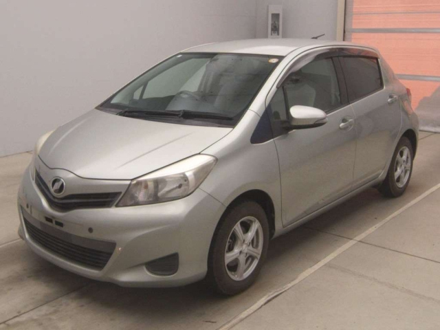 TOYOTA VITZ — фото