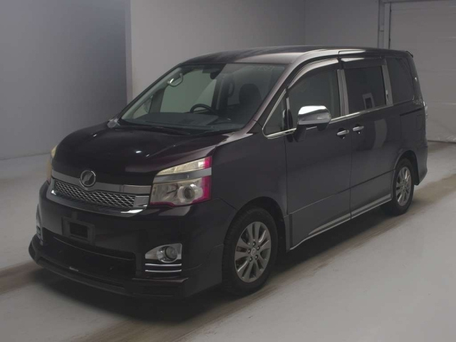 TOYOTA VOXY — фото