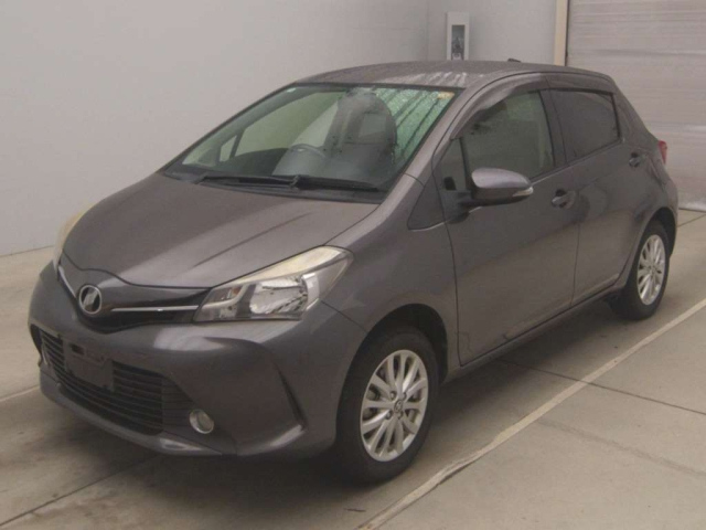 TOYOTA VITZ — фото