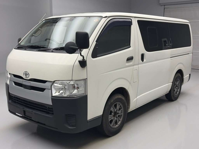 TOYOTA HIACE — фото