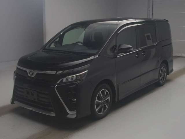 TOYOTA VOXY — фото