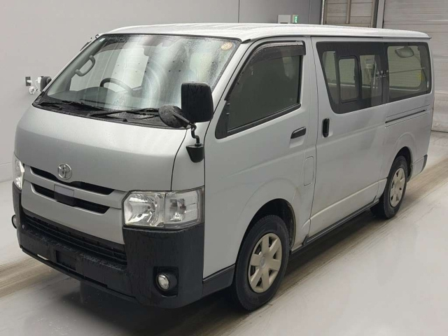 TOYOTA HIACE — фото