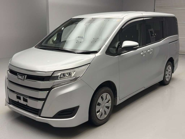 TOYOTA NOAH — фото