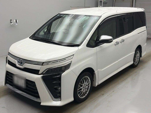 TOYOTA VOXY — фото