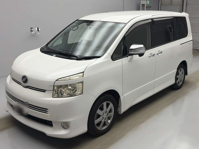 TOYOTA VOXY — фото
