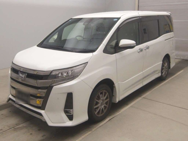 TOYOTA NOAH — фото
