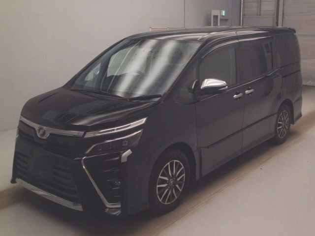 TOYOTA VOXY — фото