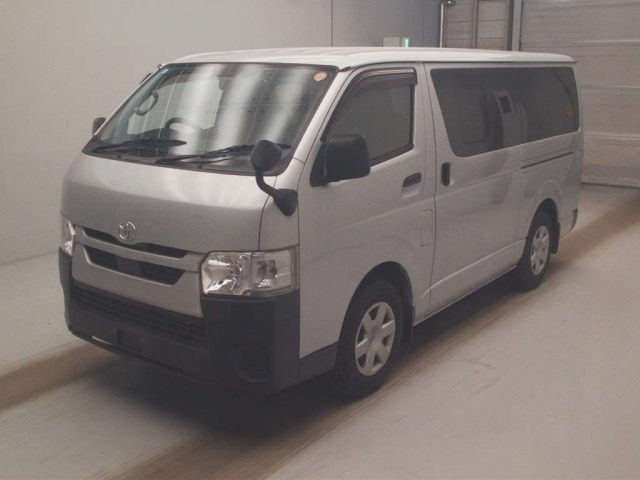 TOYOTA HIACE — фото