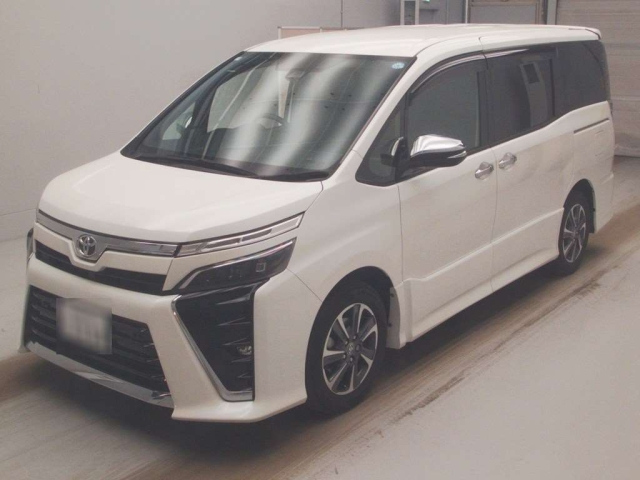 TOYOTA VOXY — фото
