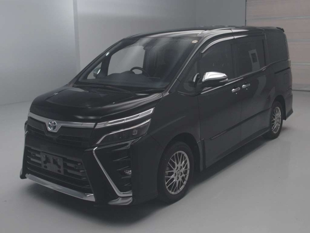 TOYOTA VOXY — фото