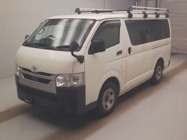 TOYOTA HIACE — фото