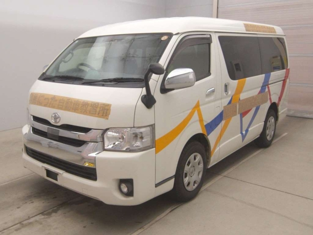 TOYOTA HIACE — фото