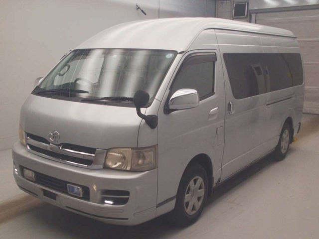 TOYOTA HIACE — фото