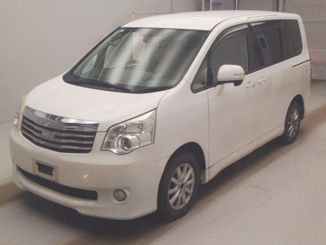 TOYOTA NOAH — фото