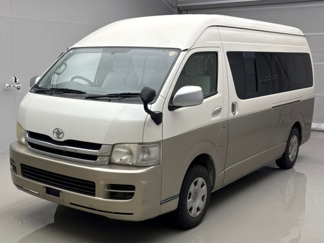 TOYOTA HIACE — фото