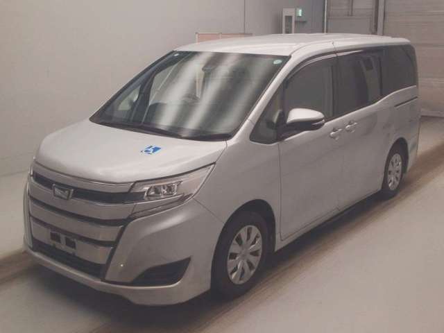 TOYOTA NOAH — фото
