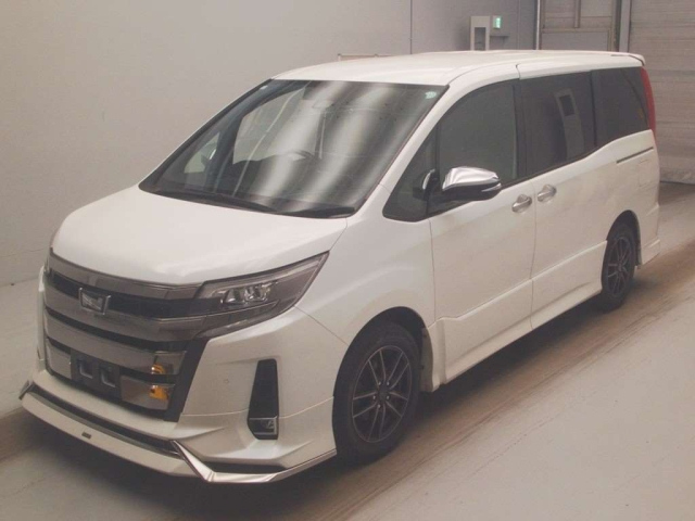 TOYOTA NOAH — фото