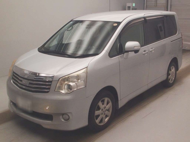 TOYOTA NOAH — фото