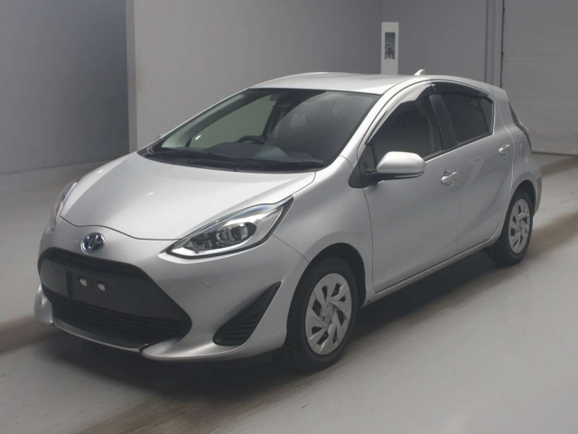 TOYOTA AQUA — фото