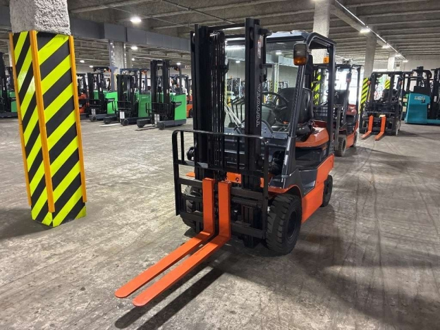 TOYOTA FORKLIFT — фото