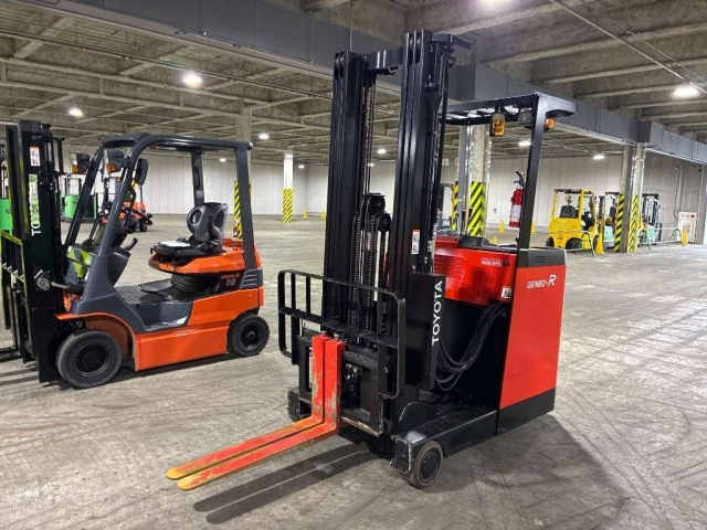 TOYOTA FORKLIFT — фото