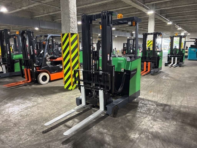 TOYOTA FORKLIFT — фото