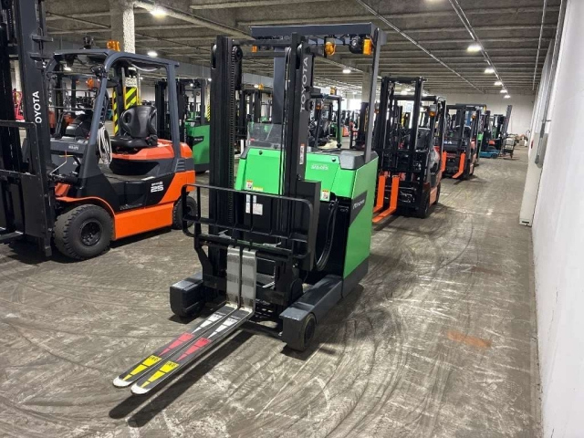TOYOTA FORKLIFT — фото
