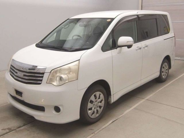 TOYOTA NOAH — фото