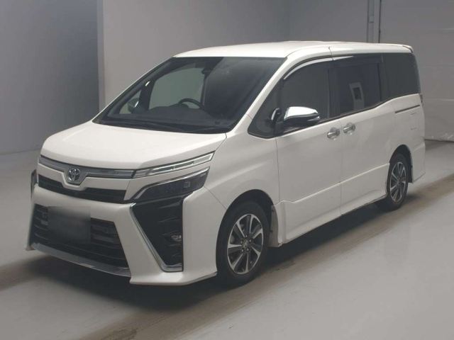 TOYOTA VOXY — фото