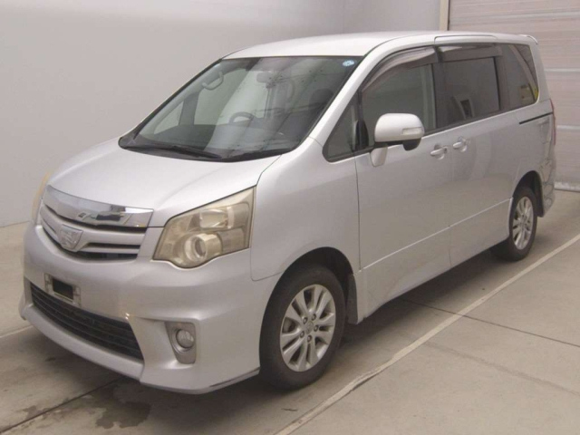 TOYOTA NOAH — фото
