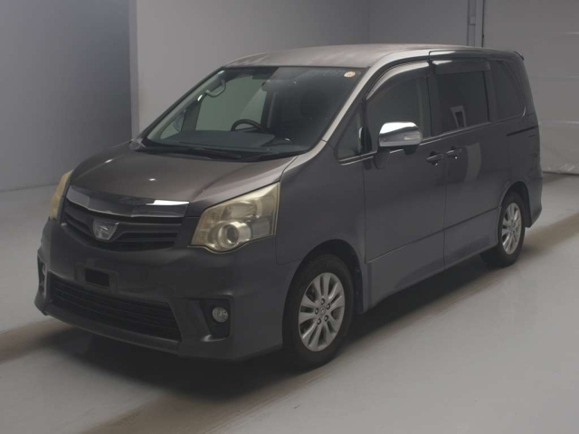 TOYOTA NOAH — фото
