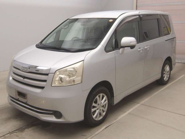TOYOTA NOAH — фото