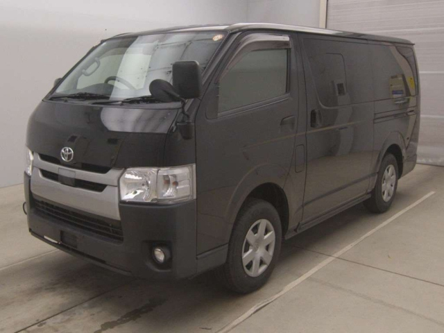 TOYOTA HIACE — фото