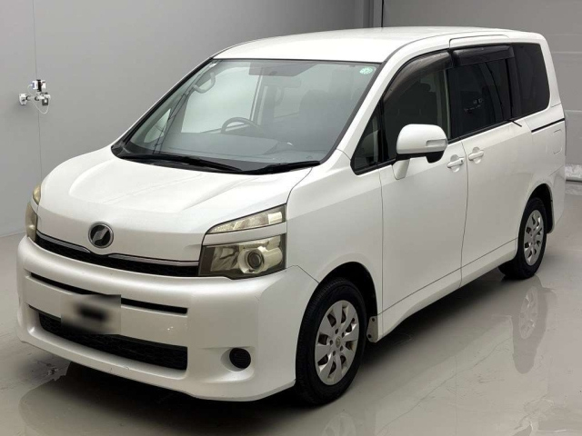 TOYOTA VOXY — фото