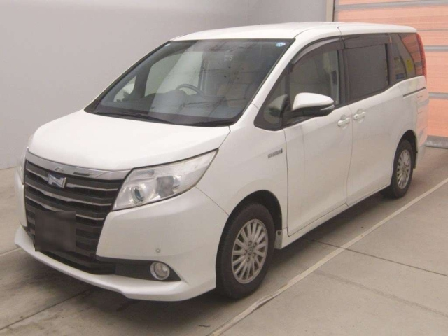 TOYOTA NOAH — фото